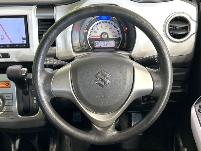 �C���e���A�ɍ��킹���f�U�C���̃X�e�A�����O�́A�^�]�������̂��Ƃ��l���A�^�]���₷���`��A�傫���ł��B�����x�A���ۂɐG���Ă��m���߂��������B