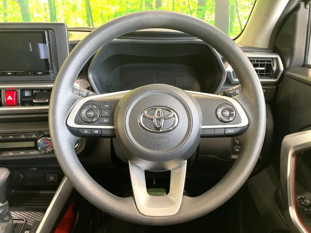 �C���e���A�ɍ��킹���f�U�C���̃X�e�A�����O�́A�^�]�������̂��Ƃ��l���A�^�]���₷���`��A�傫���ł��B�����x�A���ۂɐG���Ă��m���߂��������B