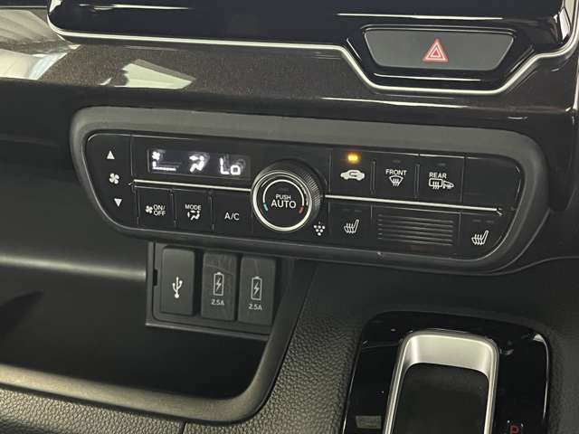 運転席側、助手席側シートヒーターで座席ポカポカ!