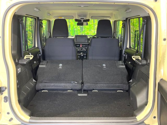 普段のお買い物や通勤、送迎等に十分な荷室スペースを確保しております。セカンドシートを倒すと、大きな荷物の積載も可能です♪