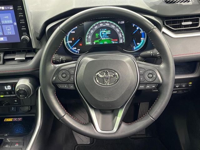 �C���e���A�ɍ��킹���f�U�C���̃X�e�A�����O�́A�^�]�������̂��Ƃ��l���A�^�]���₷���`��A�傫���ł��B�����x�A���ۂɐG���Ă��m���߂��������B
