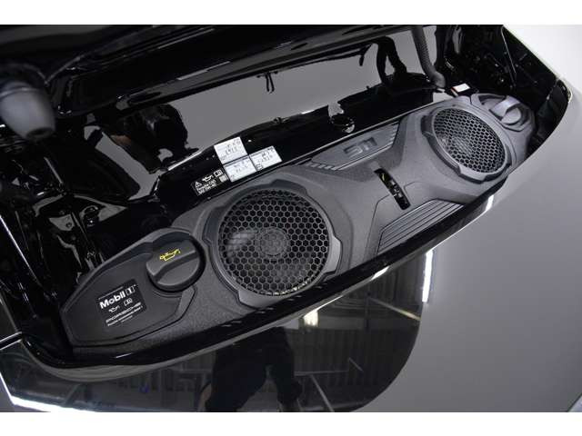 3.6L�����Ό�6�C��+T-Hybrid�V�X�e���𓋍ځB�d���^�[�{�ƃ��[�^�[�x���ɂ��A���X�|���X�ƃp���[���������ŗ�������992.2 GTS��p�̐�i�p���[�g���C���ł������܂��B