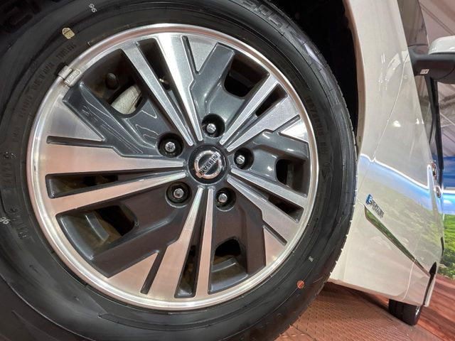 �y����15�C���`�A���~�z�C�[���z�O�ςɃ}�b�`���������A���~�z�C�[���𑕒����Ă���܂��B�e��ЊO�A���~�z�C�[����A�X�^�b�h���X�^�C�����戵�����Ă���܂��B���񂲑��k����������