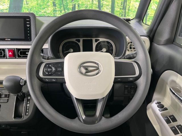 �C���e���A�ɍ��킹���f�U�C���̃X�e�A�����O�́A�^�]�������̂��Ƃ��l���A�^�]���₷���`��A�傫���ł��B�����x�A���ۂɐG���Ă��m���߂��������B