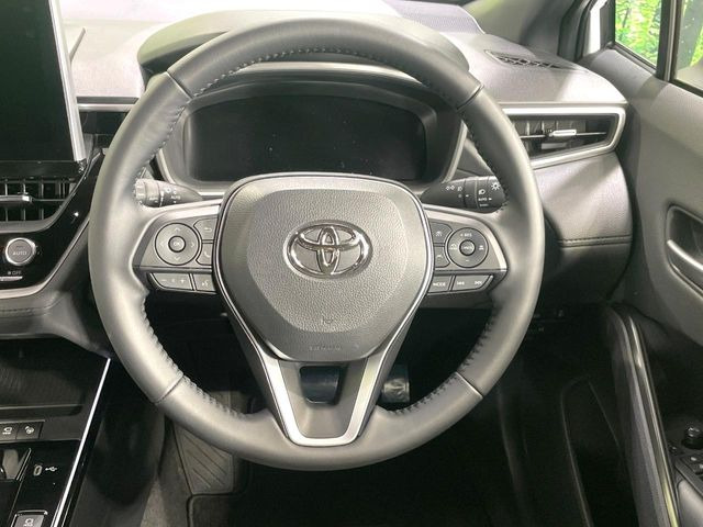 �C���e���A�ɍ��킹���f�U�C���̃X�e�A�����O�́A�^�]�������̂��Ƃ��l���A�^�]���₷���`��A�傫���ł��B�����x�A���ۂɐG���Ă��m���߂��������B
