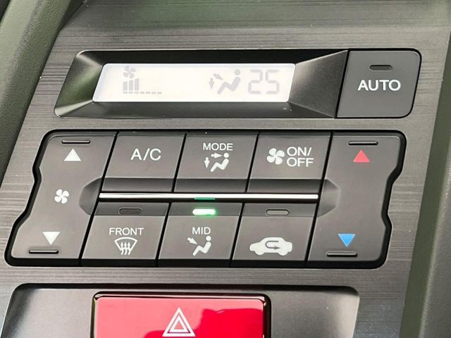【オートエアコン】一度お好みの温度に設定すれば、車内の温度を検知し風量や温度を自動で調整。暑い&hellip;寒い&hellip;と何度もスイッチ操作をする必要はありません。快適な車内空間には必須の機能ですね♪