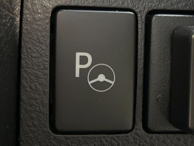 【リモート機能つきアドバンストパーク】専用スマートフォンアプリの使用で、車外から遠隔駐車・出庫が可能な先進機能。広い場所で乗り降りしたい時に便利です♪