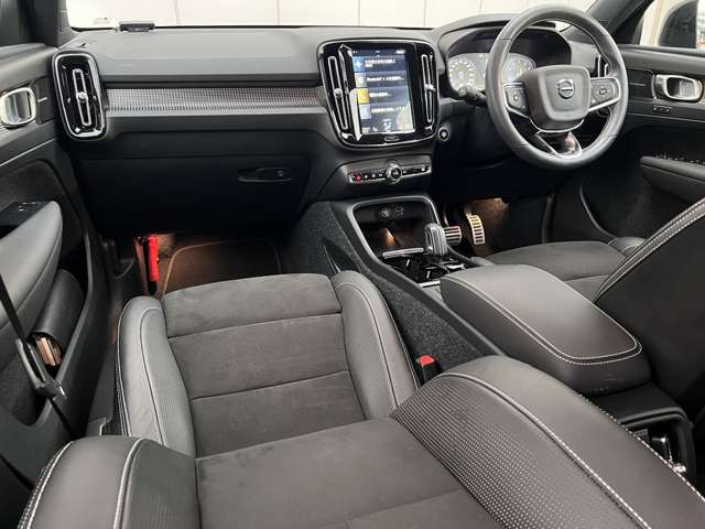XC40B4 AWD Rデザイン 4WD