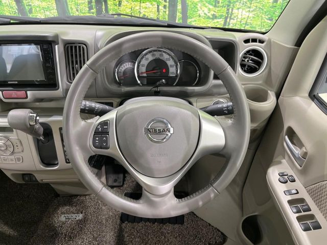 �C���e���A�ɍ��킹���f�U�C���̃X�e�A�����O�́A�^�]�������̂��Ƃ��l���A�^�]���₷���`��A�傫���ł��B�����x�A���ۂɐG���Ă��m���߂��������B