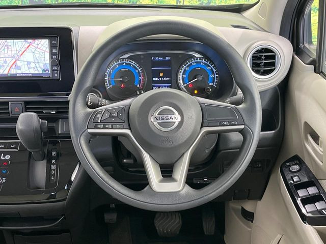 �C���e���A�ɍ��킹���f�U�C���̃X�e�A�����O�́A�^�]�������̂��Ƃ��l���A�^�]���₷���`��A�傫���ł��B�����x�A���ۂɐG���Ă��m���߂��������B