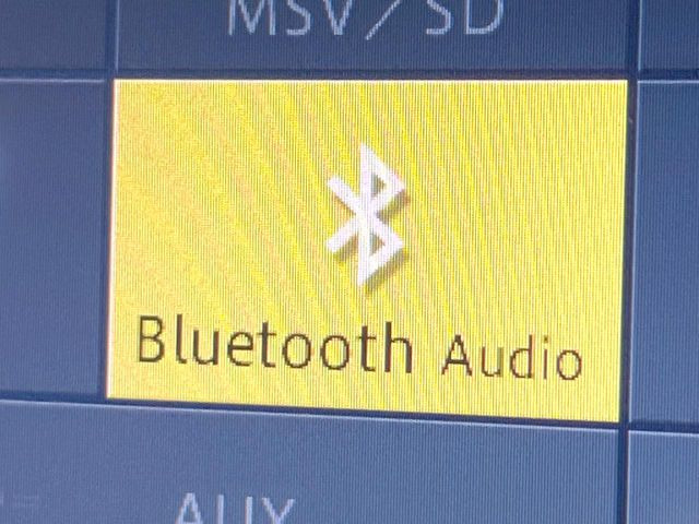 ��Bluetooth:���莝���̃X�}�[�g�t�H���ȂǂƐڑ����A�n���Y�t���[�ʘb��Տꊴ����~���[�W�b�N�Đ������y���݂��������܂��B�����ڑ��ł��̂Ŕς킵��������܂����