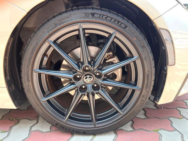 �y����18�C���`�A���~�z�C�[���z�O�ςɃ}�b�`���������A���~�z�C�[���𑕒����Ă���܂��B�e��ЊO�A���~�z�C�[����A�X�^�b�h���X�^�C�����戵�����Ă���܂��B���񂲑��k����������