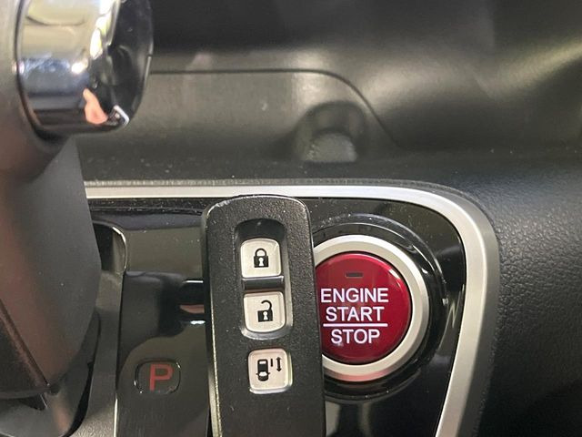 �yHonda�X�}�[�g�L�[�z�J�o����|�P�b�g�ɓ��ꂽ�܂܂ł��h�A�̎{���E�������\�ȃX�}�[�g�L�[�𑕔��B�G���W���̃I���E�I�t�����J�M�����o���K�v����������Ƃ��Ă��֗��ł���