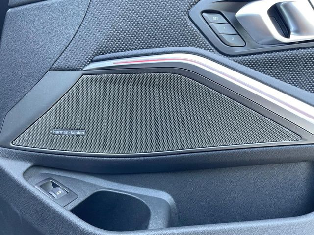 ��harman/kardon�T�E���h�V�X�e��:�I�[�f�B�I��僁�[�J�[����|����v���~�A���X�s�[�J�[�𑕔��B�����̃X�s�[�J�[����A���̗������܂ŕ����鍂�i���ȉ��y�����y���݂��������܂��B