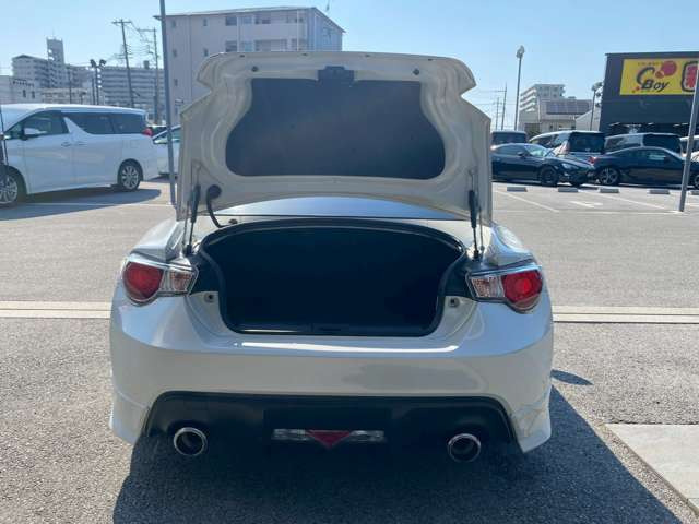 彦根インターからお車で3分とアクセス便利!近くには有名観光地の彦根城もありますので、観光と合わせてのご来店も良いですね♪活気溢れる自慢のスタッフがお客様のご来店をお待ちしております!