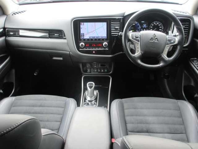 アウトランダーPHEV2.4 G プラスパッケージ 4WD