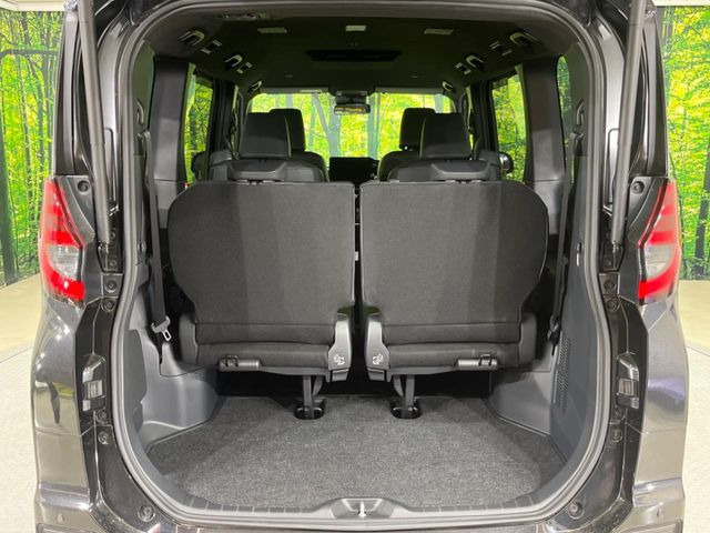 普段のお買い物や通勤、送迎等に十分な荷室スペースを確保しております。セカンドシートを倒すと、大きな荷物の積載も可能です♪