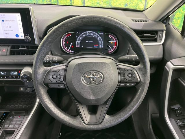 �C���e���A�ɍ��킹���f�U�C���̃X�e�A�����O�́A�^�]�������̂��Ƃ��l���A�^�]���₷���`��A�傫���ł��B�����x�A���ۂɐG���Ă��m���߂��������B