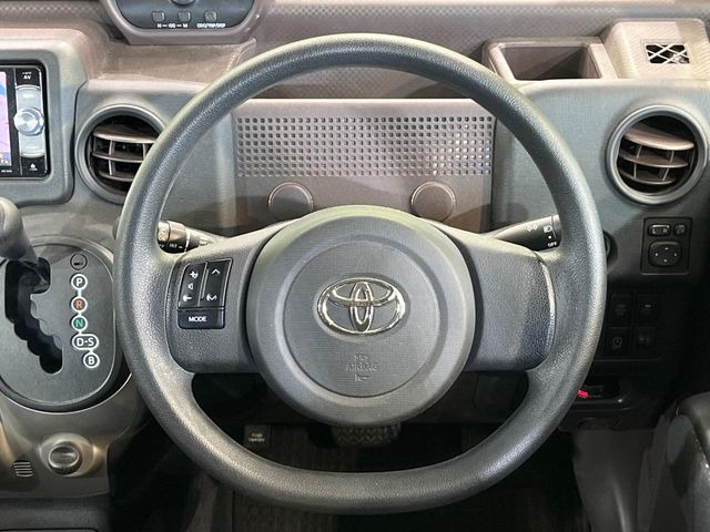 �C���e���A�ɍ��킹���f�U�C���̃X�e�A�����O�́A�^�]�������̂��Ƃ��l���A�^�]���₷���`��A�傫���ł��B�����x�A���ۂɐG���Ă��m���߂��������B