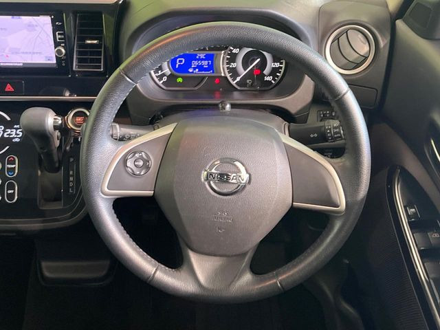 �C���e���A�ɍ��킹���f�U�C���̃X�e�A�����O�́A�^�]�������̂��Ƃ��l���A�^�]���₷���`��A�傫���ł��B�����x�A���ۂɐG���Ă��m���߂��������B