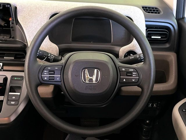 �C���e���A�ɍ��킹���f�U�C���̃X�e�A�����O�́A�^�]�������̂��Ƃ��l���A�^�]���₷���`��A�傫���ł��B�����x�A���ۂɐG���Ă��m���߂��������B