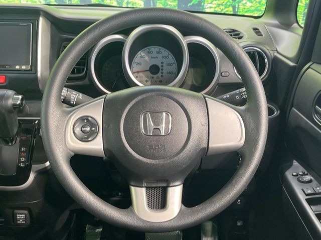 �C���e���A�ɍ��킹���f�U�C���̃X�e�A�����O�́A�^�]�������̂��Ƃ��l���A�^�]���₷���`��A�傫���ł��B�����x�A���ۂɐG���Ă��m���߂��������B