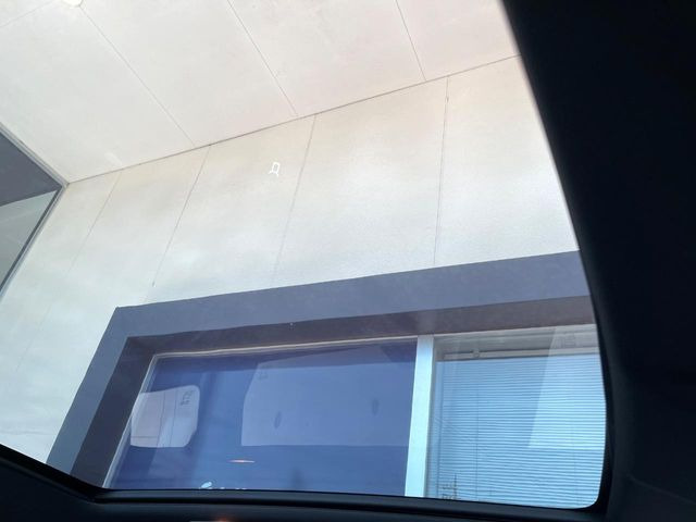 ���J�����̂���K���X���[�t�𑕔����Ă���܂��B