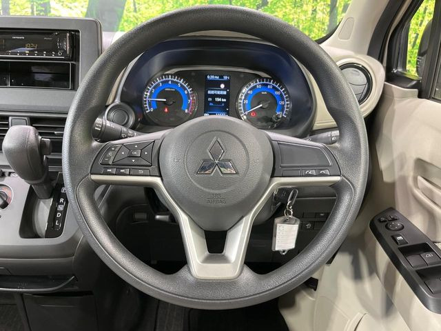 �C���e���A�ɍ��킹���f�U�C���̃X�e�A�����O�́A�^�]�������̂��Ƃ��l���A�^�]���₷���`��A�傫���ł��B�����x�A���ۂɐG���Ă��m���߂��������B