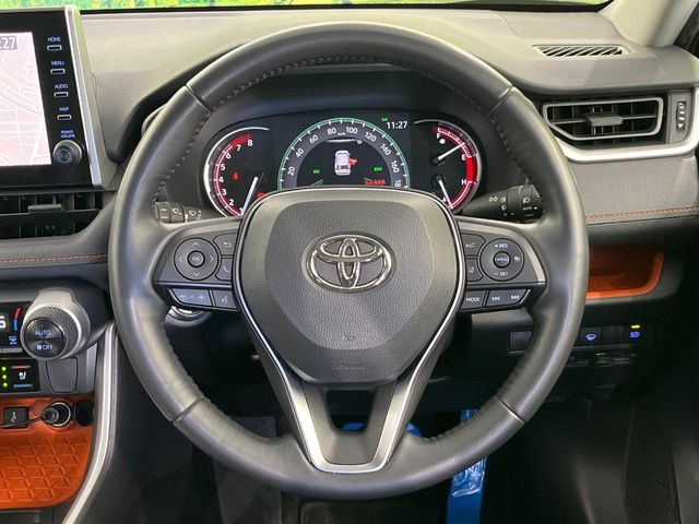 �C���e���A�ɍ��킹���f�U�C���̃X�e�A�����O�́A�^�]�������̂��Ƃ��l���A�^�]���₷���`��A�傫���ł��B�����x�A���ۂɐG���Ă��m���߂��������B