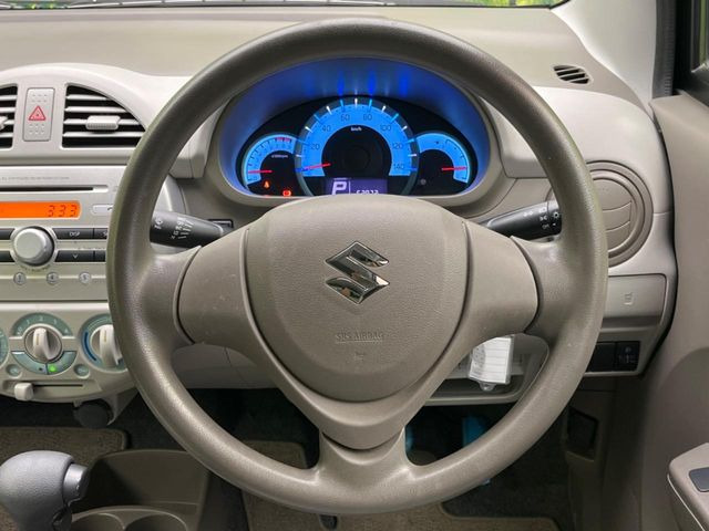 �C���e���A�ɍ��킹���f�U�C���̃X�e�A�����O�́A�^�]�������̂��Ƃ��l���A�^�]���₷���`��A�傫���ł��B�����x�A���ۂɐG���Ă��m���߂��������B