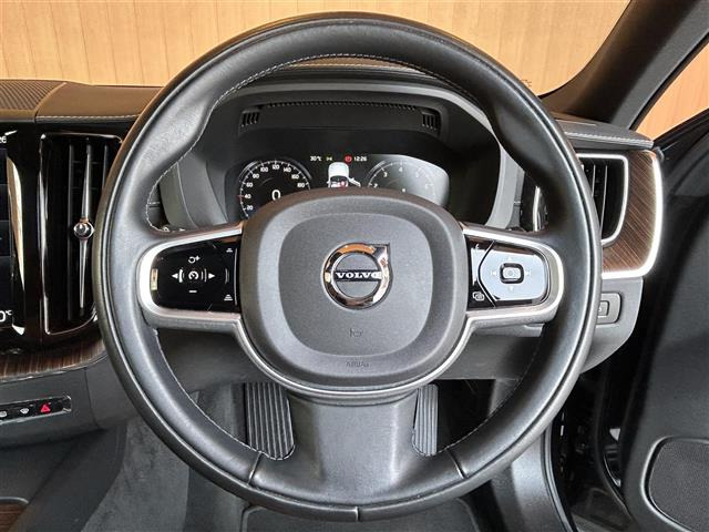 XC60B5 AWD インスクリプション 4WD
