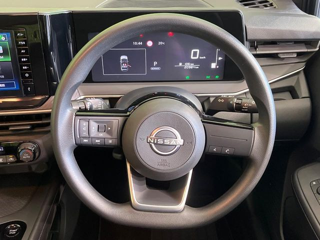 �C���e���A�ɍ��킹���f�U�C���̃X�e�A�����O�́A�^�]�������̂��Ƃ��l���A�^�]���₷���`��A�傫���ł��B�����x�A���ۂɐG���Ă��m���߂��������B