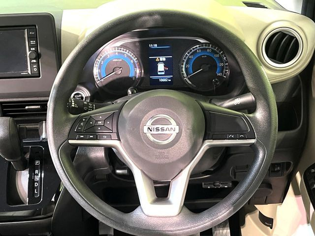 �C���e���A�ɍ��킹���f�U�C���̃X�e�A�����O�́A�^�]�������̂��Ƃ��l���A�^�]���₷���`��A�傫���ł��B�����x�A���ۂɐG���Ă��m���߂��������B