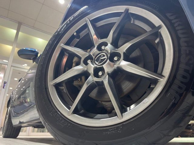 �y����16�C���`�A���~�z�C�[���z�O�ςɃ}�b�`���������A���~�z�C�[���𑕒����Ă���܂��B�e��ЊO�A���~�z�C�[����A�X�^�b�h���X�^�C�����戵�����Ă���܂��B���񂲑��k����������