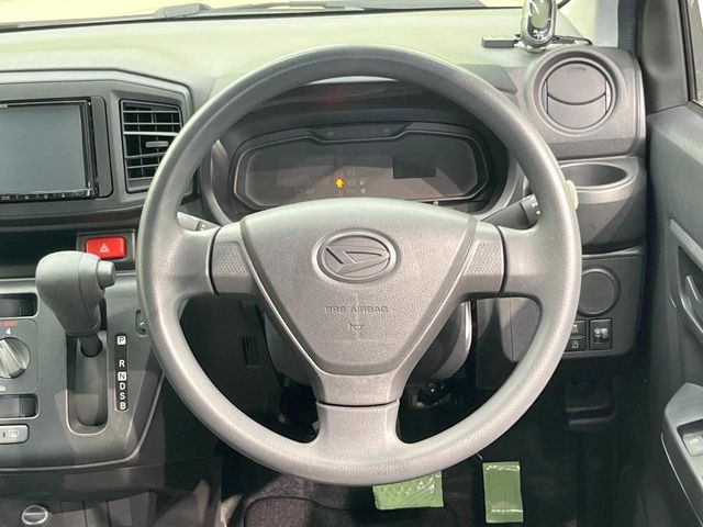 �C���e���A�ɍ��킹���f�U�C���̃X�e�A�����O�́A�^�]�������̂��Ƃ��l���A�^�]���₷���`��A�傫���ł��B�����x�A���ۂɐG���Ă��m���߂��������B
