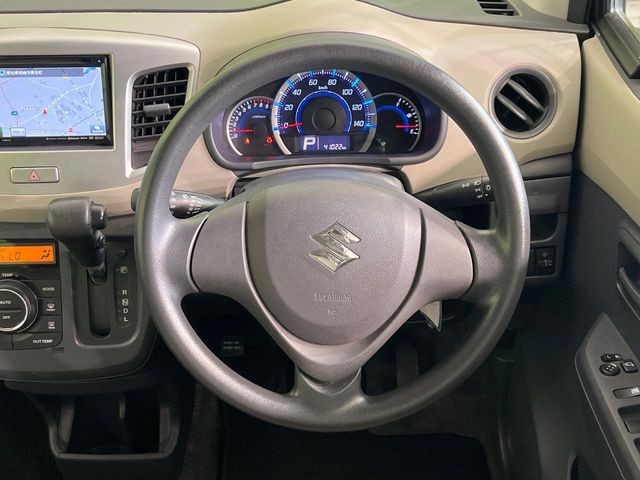 �C���e���A�ɍ��킹���f�U�C���̃X�e�A�����O�́A�^�]�������̂��Ƃ��l���A�^�]���₷���`��A�傫���ł��B�����x�A���ۂɐG���Ă��m���߂��������B
