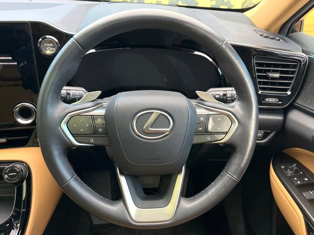 �C���e���A�ɍ��킹���f�U�C���̃X�e�A�����O�́A�^�]�������̂��Ƃ��l���A�^�]���₷���`��A�傫���ł��B�����x�A���ۂɐG���Ă��m���߂��������B