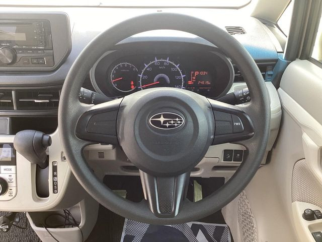 �C���e���A�ɍ��킹���f�U�C���̃X�e�A�����O�́A�^�]�������̂��Ƃ��l���A�^�]���₷���`��A�傫���ł��B�����x�A���ۂɐG���Ă��m���߂��������B