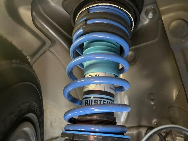 �yBILSTEIN���ԍ������T�X�y���V�����z�ԍ����Ⴍ�Ȃ�A�X�^�C���b�V���Ȍ����ڂƂȂ��Ă���܂��B�ԗ��̏d�S�������鎖�ŁA���s���̈��萫�����サ�܂���