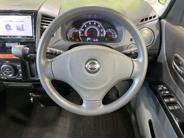 �C���e���A�ɍ��킹���f�U�C���̃X�e�A�����O�́A�^�]�������̂��Ƃ��l���A�^�]���₷���`��A�傫���ł��B�����x�A���ۂɐG���Ă��m���߂��������B