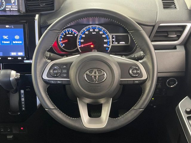 �C���e���A�ɍ��킹���f�U�C���̃X�e�A�����O�́A�^�]�������̂��Ƃ��l���A�^�]���₷���`��A�傫���ł��B�����x�A���ۂɐG���Ă��m���߂��������B