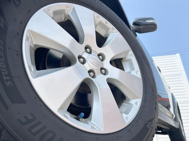 �y����17�C���`�A���~�z�C�[���z�O�ςɃ}�b�`���������A���~�z�C�[���𑕒����Ă���܂��B�e��ЊO�A���~�z�C�[����A�X�^�b�h���X�^�C�����戵�����Ă���܂��B���񂲑��k����������