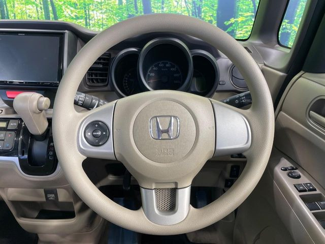 �C���e���A�ɍ��킹���f�U�C���̃X�e�A�����O�́A�^�]�������̂��Ƃ��l���A�^�]���₷���`��A�傫���ł��B�����x�A���ۂɐG���Ă��m���߂��������B
