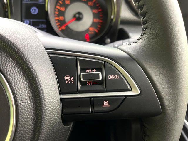 【アダプティブクルーズコントロール】高速道路での長距離走行が楽に!!自動で速度を保つクルーズコントロールが、衝突軽減システムと連携し、前方の車両を感知して車間を保つように速度調節してくれます!!