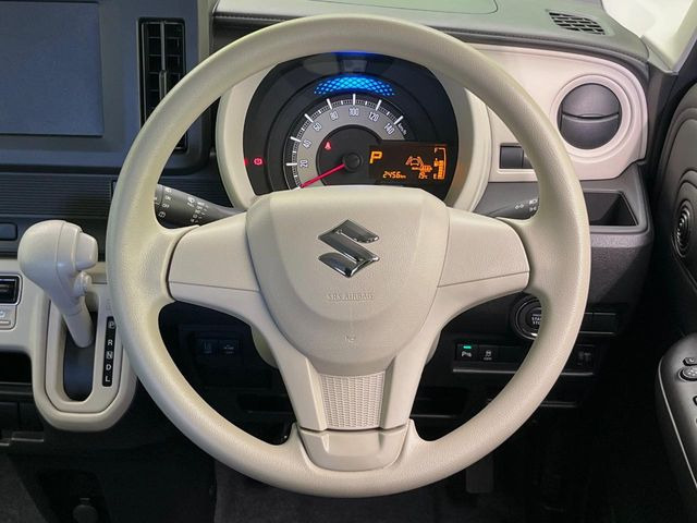 �C���e���A�ɍ��킹���f�U�C���̃X�e�A�����O�́A�^�]�������̂��Ƃ��l���A�^�]���₷���`��A�傫���ł��B�����x�A���ۂɐG���Ă��m���߂��������B