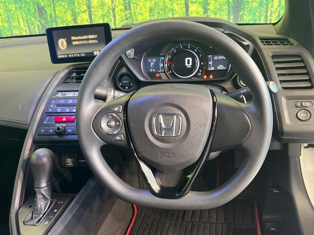 �C���e���A�ɍ��킹���f�U�C���̃X�e�A�����O�́A�^�]�������̂��Ƃ��l���A�^�]���₷���`��A�傫���ł��B�����x�A���ۂɐG���Ă��m���߂��������B
