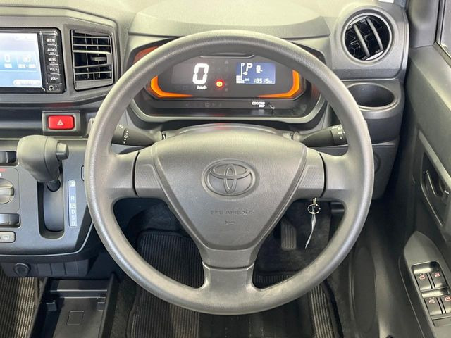 �C���e���A�ɍ��킹���f�U�C���̃X�e�A�����O�́A�^�]�������̂��Ƃ��l���A�^�]���₷���`��A�傫���ł��B�����x�A���ۂɐG���Ă��m���߂��������B