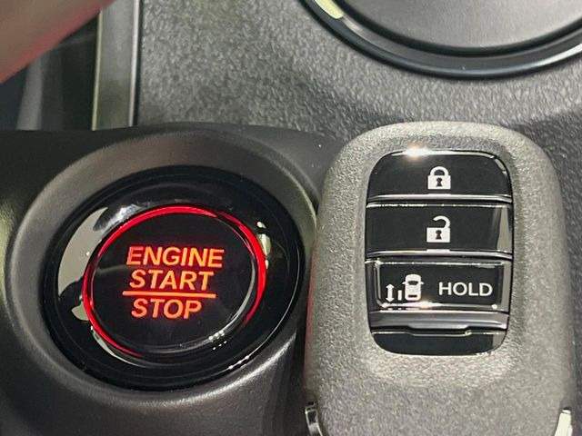 �yHonda�X�}�[�g�L�[�z�J�o����|�P�b�g�ɓ��ꂽ�܂܂ł��h�A�̎{���E�������\�ȃX�}�[�g�L�[�𑕔��B�G���W���̃I���E�I�t�����J�M�����o���K�v����������Ƃ��Ă��֗��ł���