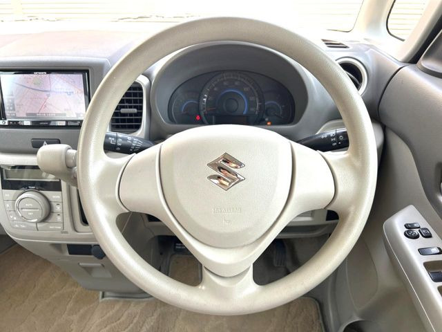 �C���e���A�ɍ��킹���f�U�C���̃X�e�A�����O�́A�^�]�������̂��Ƃ��l���A�^�]���₷���`��A�傫���ł��B�����x�A���ۂɐG���Ă��m���߂��������B