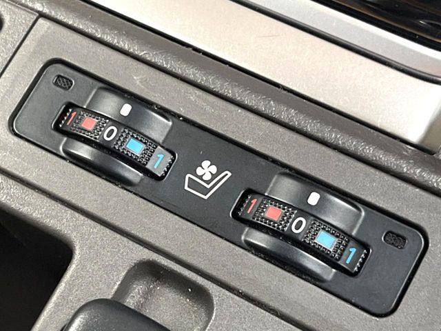 【シートベンチレーション】夏場は涼しい風でお尻や背中の熱やムレを防ぎ、冬はエアコンよりも早く温まってポカポカに!季節を問わず快適に過ごせます。